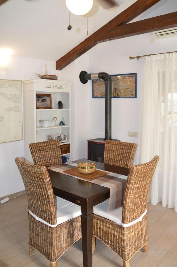 Issa Holiday Home - 3 Min Walk To Beach Kaštela Buitenkant foto