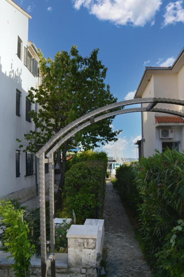 Issa Holiday Home - 3 Min Walk To Beach Kaštela Buitenkant foto