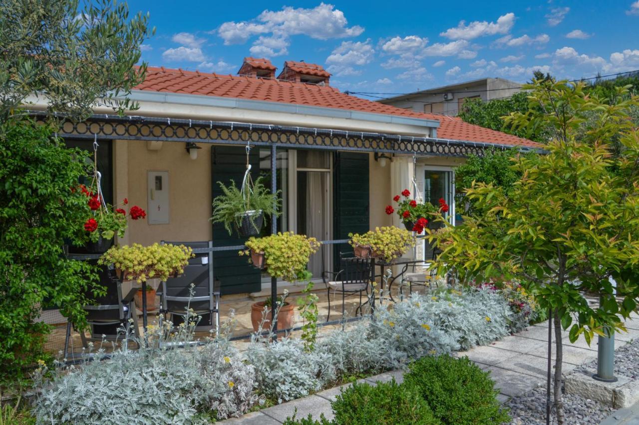 Issa Holiday Home - 3 Min Walk To Beach Kaštela Buitenkant foto