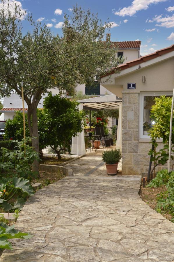Issa Holiday Home - 3 Min Walk To Beach Kaštela Buitenkant foto