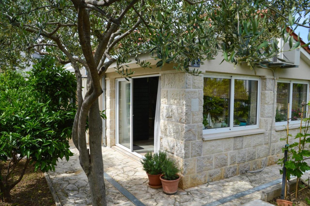Issa Holiday Home - 3 Min Walk To Beach Kaštela Buitenkant foto